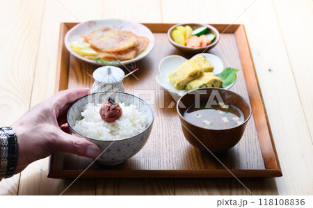 朝食イメージ 梅干しをのせたご飯とお味噌汁とおかず 朝食イメージ 梅干しをのせたご飯とお味噌汁とおかず 118108836