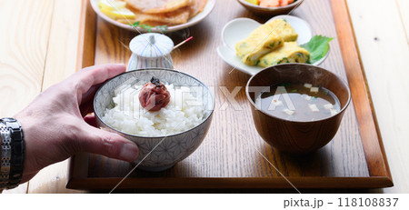 朝食イメージ 梅干しをのせたご飯とお味噌汁とおかず 118108837