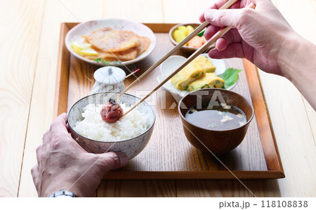 朝食イメージ 梅干しをのせたご飯とお味噌汁とおかず 朝食イメージ 梅干しをのせたご飯とお味噌汁とおかず 118108838