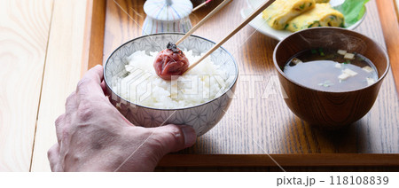 梅干しをのせた炊きたての新米 ( ご飯 )とお味噌汁 梅干しをのせた炊きたての新米 ( ご飯 )とお味噌汁 118108839
