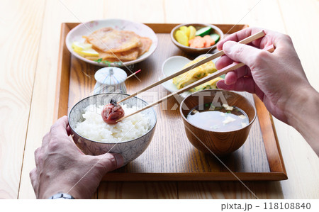 朝食イメージ 梅干しをのせたご飯とお味噌汁とおかず 朝食イメージ 梅干しをのせたご飯とお味噌汁とおかず 118108840