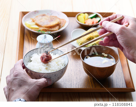 朝食イメージ 梅干しをのせたご飯とお味噌汁とおかず 朝食イメージ 梅干しをのせたご飯とお味噌汁とおかず 118108841