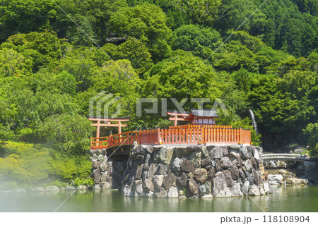 大阪　夏の勝尾寺　お清め橋の霧と弁財天社 118108904