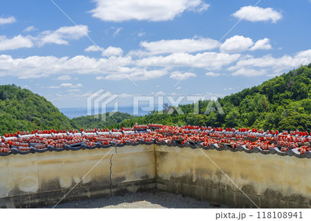 勝尾寺　境内のあちこちに置かれたちいさなダルマ 118108941