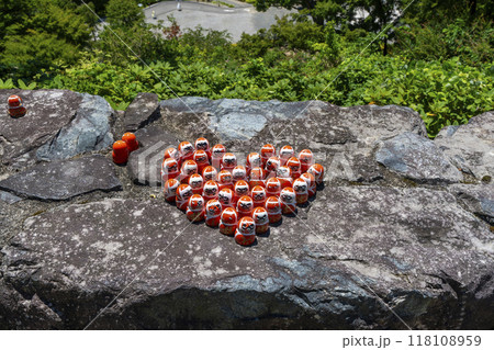 勝尾寺　境内にハート型に置かれたちいさなダルマ 118108959