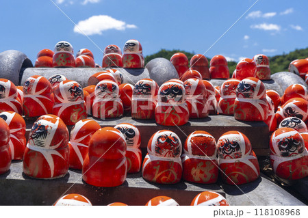 勝尾寺　境内のあちこちに置かれたちいさなダルマ 118108968