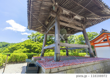 勝尾寺　境内のあちこちに置かれたちいさなダルマ 118108972