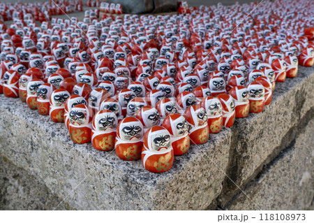 勝尾寺　境内のあちこちに置かれたちいさなダルマ 118108973