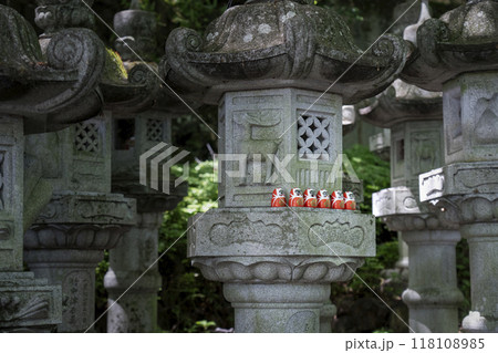 勝尾寺 石灯篭に置かれたちいさなダルマ 勝尾寺 石灯篭に置かれたちいさなダルマ 118108985