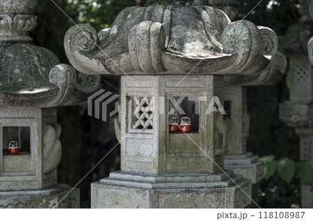 勝尾寺 石灯篭に置かれたちいさなダルマ 勝尾寺 石灯篭に置かれたちいさなダルマ 118108987