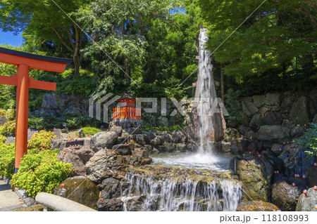 大阪　夏の勝尾寺　人工滝と鳥居 118108993