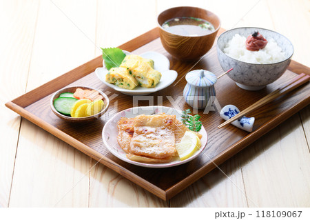 朝食イメージ イラギ ( さめ )の味醂干しと梅干しをのせたご飯とお味噌汁とおかず 朝食イメージ イラギ ( さめ )の味醂干しと梅干しをのせたご飯とお味噌汁とおかず 118109067