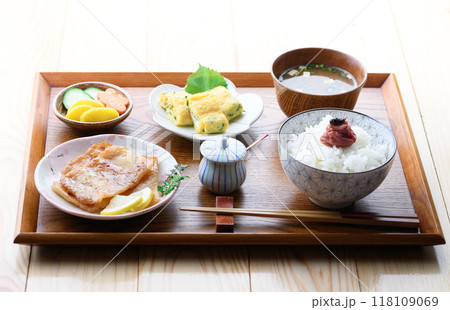 朝食イメージ　イラギ （ さめ ）の味醂干しと梅干しをのせたご飯とお味噌汁とおかず 118109069