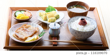 朝食イメージ イラギ ( さめ )の味醂干しと梅干しをのせたご飯とお味噌汁とおかず 朝食イメージ イラギ ( さめ )の味醂干しと梅干しをのせたご飯とお味噌汁とおかず 118109070