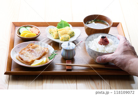 朝食イメージ　イラギ （ さめ ）の味醂干しと梅干しをのせたご飯とお味噌汁とおかず 118109072