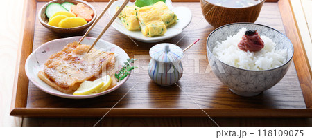 朝食イメージ イラギ ( さめ )の味醂干しと梅干しをのせたご飯とお味噌汁とおかず 朝食イメージ イラギ ( さめ )の味醂干しと梅干しをのせたご飯とお味噌汁とおかず 118109075