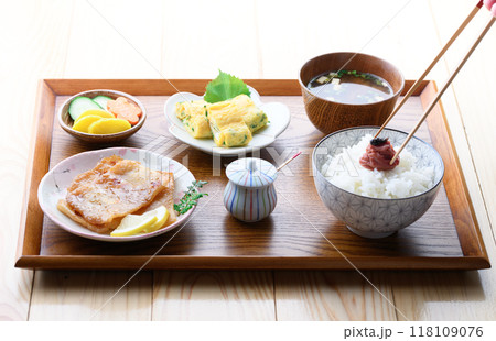 朝食イメージ イラギ ( さめ )の味醂干しと梅干しをのせたご飯とお味噌汁とおかず 朝食イメージ イラギ ( さめ )の味醂干しと梅干しをのせたご飯とお味噌汁とおかず 118109076