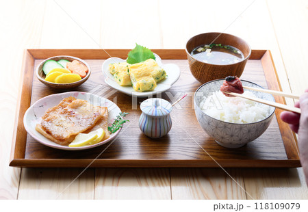 朝食イメージ　イラギ （ さめ ）の味醂干しと梅干しをのせたご飯とお味噌汁とおかず 118109079