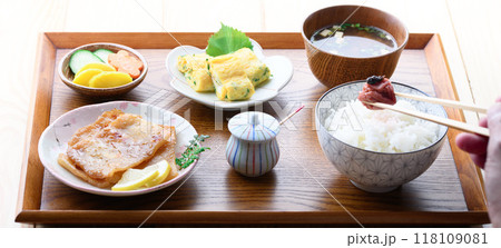 朝食イメージ イラギ ( さめ )の味醂干しと梅干しをのせたご飯とお味噌汁とおかず 朝食イメージ イラギ ( さめ )の味醂干しと梅干しをのせたご飯とお味噌汁とおかず 118109081