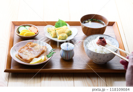 朝食イメージ イラギ ( さめ )の味醂干しと梅干しをのせたご飯とお味噌汁とおかず 朝食イメージ イラギ ( さめ )の味醂干しと梅干しをのせたご飯とお味噌汁とおかず 118109084