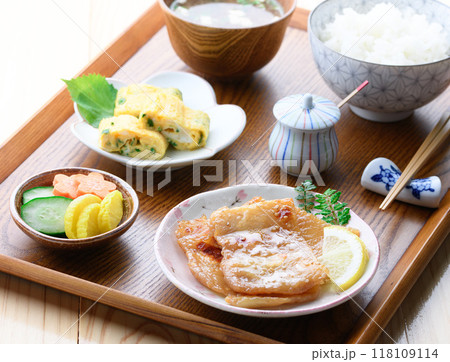 朝食イメージ　イラギ （ さめ ）の味醂干しとご飯とお味噌汁とおかず 118109114