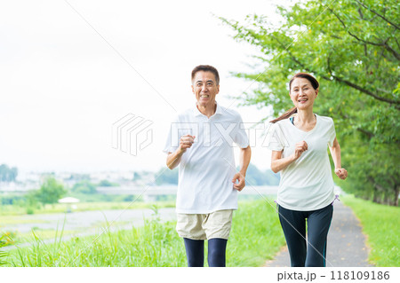 ジョギングをするシニア夫婦 ジョギングをするシニア夫婦 118109186