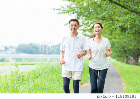 ジョギングをするシニア夫婦 ジョギングをするシニア夫婦 118109193