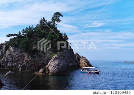 夏の鳥取県浦富海岸　鴨ケ磯を巡る遊覧船 118109420