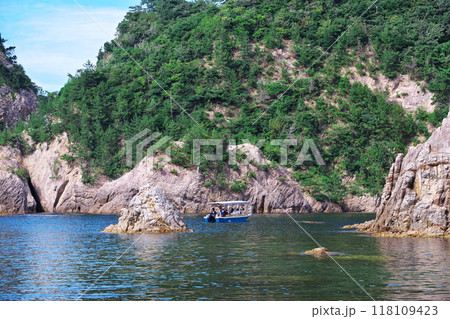 夏の鳥取県浦富海岸　鴨ケ磯を巡る遊覧船 118109423