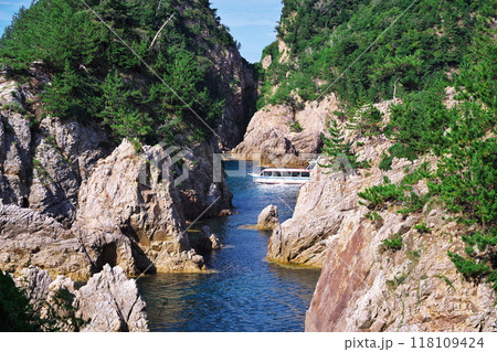 夏の鳥取県浦富海岸　鴨ケ磯を巡る遊覧船 118109424