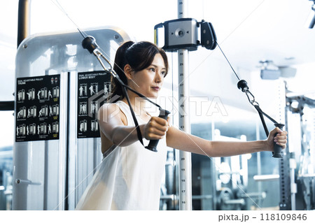 スポーツジムでトレーニングする若い女性 118109846