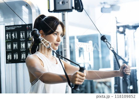 スポーツジムでトレーニングする若い女性 118109852