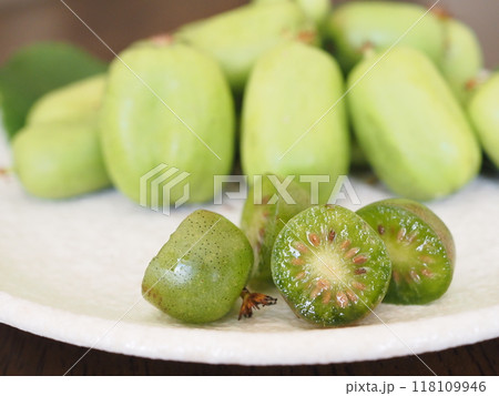 こくわ（さるなし）の断面のアップ 118109946