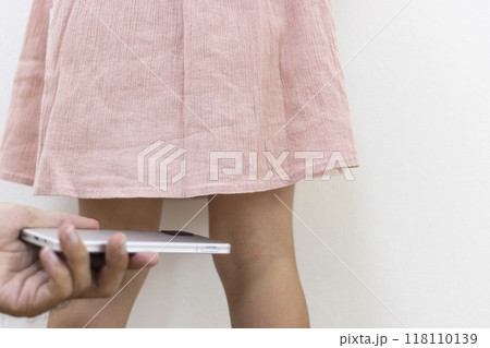 女の子（日本人、4歳）のスカートの中を盗撮するイメージ 118110139