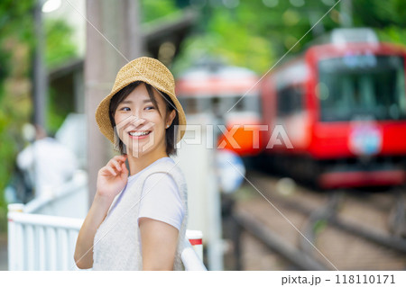 箱根を旅行する女性 旅行中の女性 休日を満喫する女性 箱根を旅行する女性 旅行中の女性 休日を満喫する女性 118110171