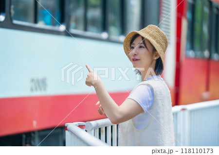 電車を見る女性 旅行中の女性 休日を満喫する女性 電車を見る女性 旅行中の女性 休日を満喫する女性 118110173