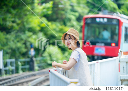 箱根を旅行する女性 旅行中の女性 休日を満喫する女性 箱根を旅行する女性 旅行中の女性 休日を満喫する女性 118110174