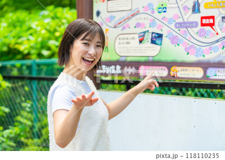 箱根を旅行する女性 旅行中の女性 休日を満喫する女性 箱根を旅行する女性 旅行中の女性 休日を満喫する女性 118110235