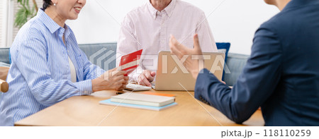 終活　ライフプラン　シニア夫婦 118110259