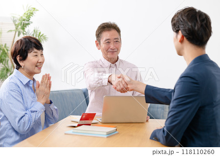 終活 ライフプラン シニア夫婦 握手 終活 ライフプラン シニア夫婦 握手 118110260