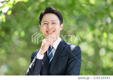 ビジネスマン 新緑 ポートレート ビジネスマン 新緑 ポートレート 118110341