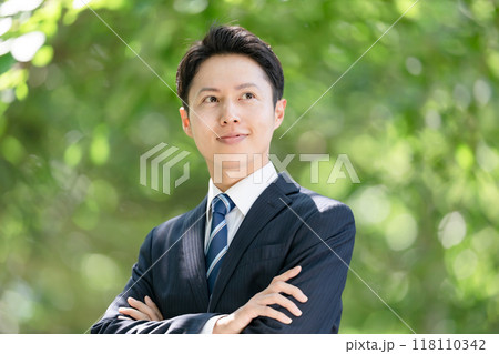 ビジネスマン 新緑 ポートレート ビジネスマン 新緑 ポートレート 118110342