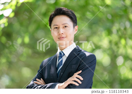 ビジネスマン　新緑　ポートレート 118110343