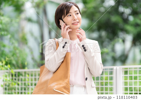 電話をする女性 電話をする女性 118110403