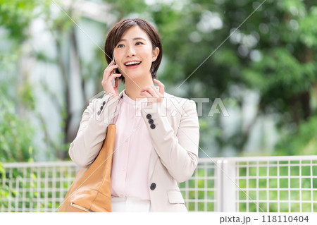 電話をする女性 118110404