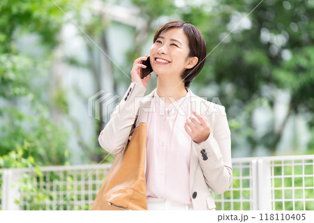 電話をする女性 電話をする女性 118110405