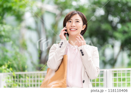 電話をする女性 電話をする女性 118110406