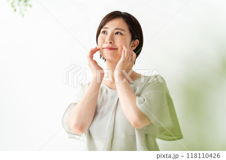 ミドル女性　フェイスケア 118110426