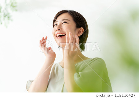 ミドル女性　フェイスケア 118110427