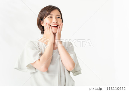 ミドル女性　フェイスケア 118110432